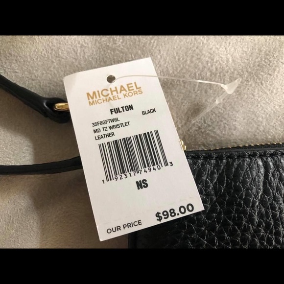 MICHAEL KORS “Fulton” Black Leather Wristlet - Picture 4 of 5